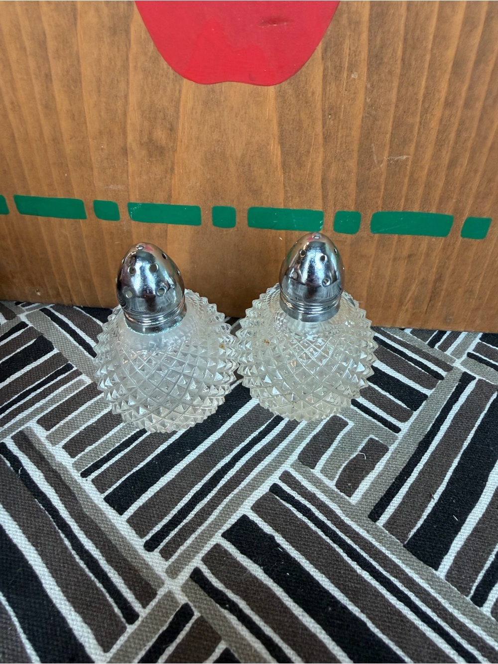 Clear Diamond-Pattern Glass Salt and Pepper Shaker Set with Silver Tops